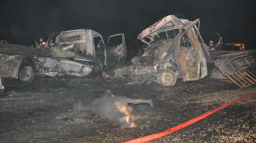 Antalya&rsquo;da feci kaza: 2 kişi ara&ccedil; i&ccedil;inde yanarak &ouml;ld&uuml;