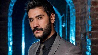 Sakalını bıyığını kesen Uğur Güneş, yeni dizisinin yönetmenine seslendi