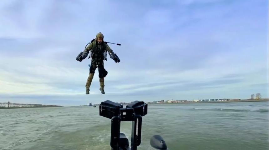 İngiltere'de Kraliyet Donanması 'sırt roketi'ni test etti