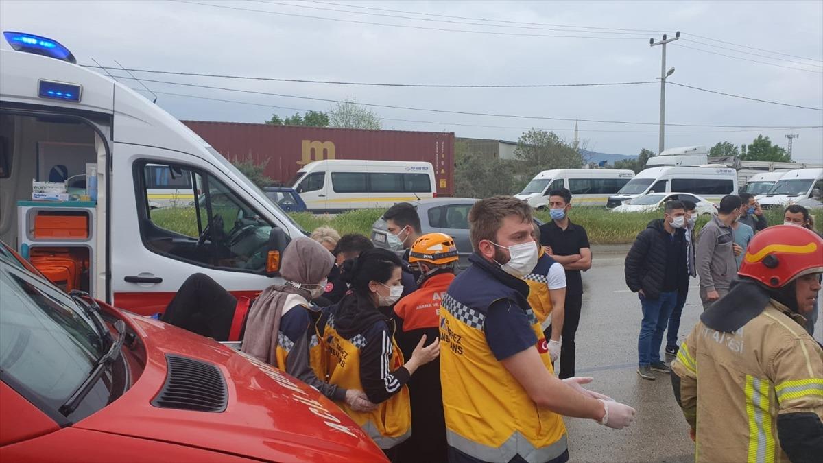 Bursa'da iş&ccedil;ileri taşıyan servis aracı devrildi: 1 kişi &ouml;ld&uuml;, 20 kişi yaralandı