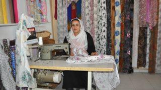 Mikro kredi ile kendi işini kuran 5 çocuk annesi, eşini de yanına yardımcı olarak aldı