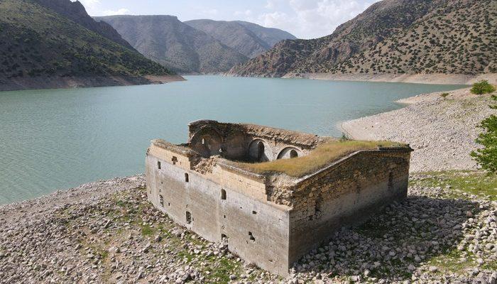 Keban Baraj Gölü’nün su seviyesinin düşmesiyle Miyadın Kilisesi, ilk defa ortaya çıktı