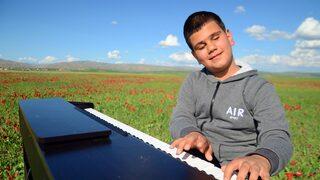 Görme engelli Bager Çalışçı, lalelerin donattığı Muş Ovası’nda piyano resitali verdi