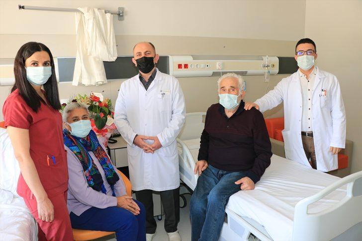 Yoğun bakımda dahi evlilik yıl dönümünü unutmayan Kovid-19 hastası hem sağlığına hem eşine kavuştu G2