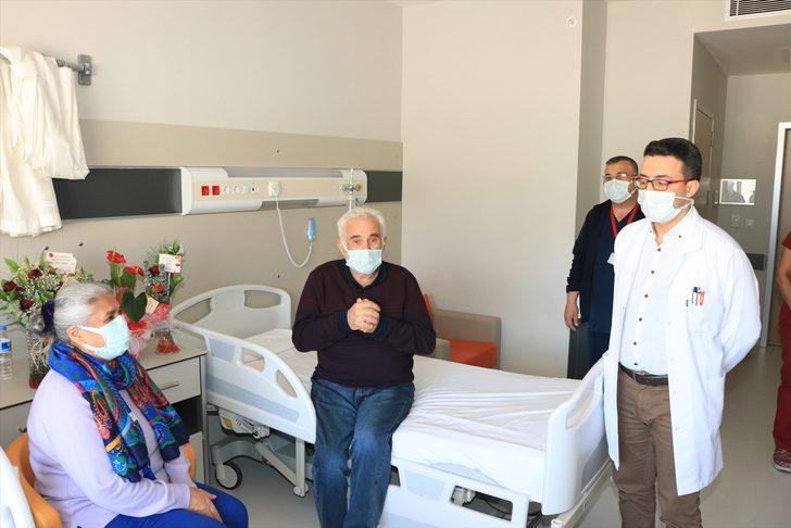 Yoğun bakımda dahi evlilik yıl dönümünü unutmayan Kovid-19 hastası hem sağlığına hem eşine kavuştu G5