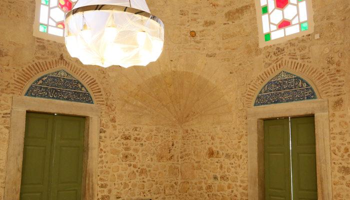 500 yıllık caminin boya ve çimentoyla kapatılan süslemeleri gün yüzüne çıktı
