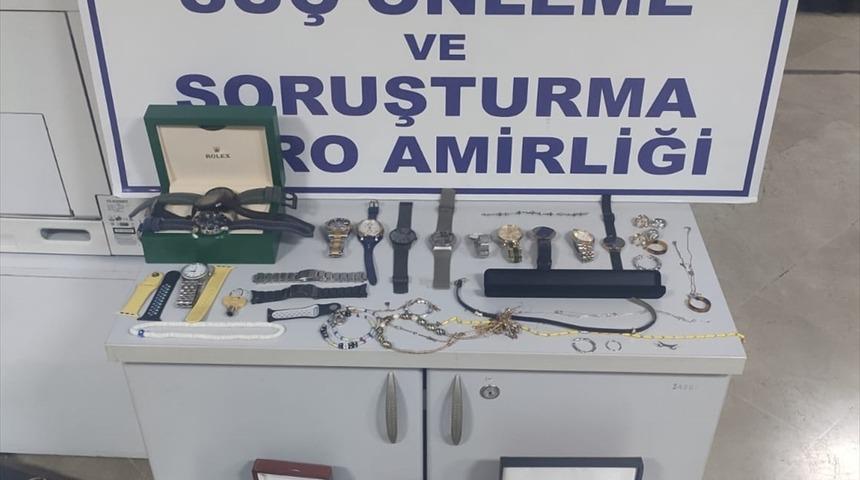 İzmir'de çalıştığı evden ziynet eşyası çaldığı belirlenen hizmetçi ile iki arkadaşı yakalandı