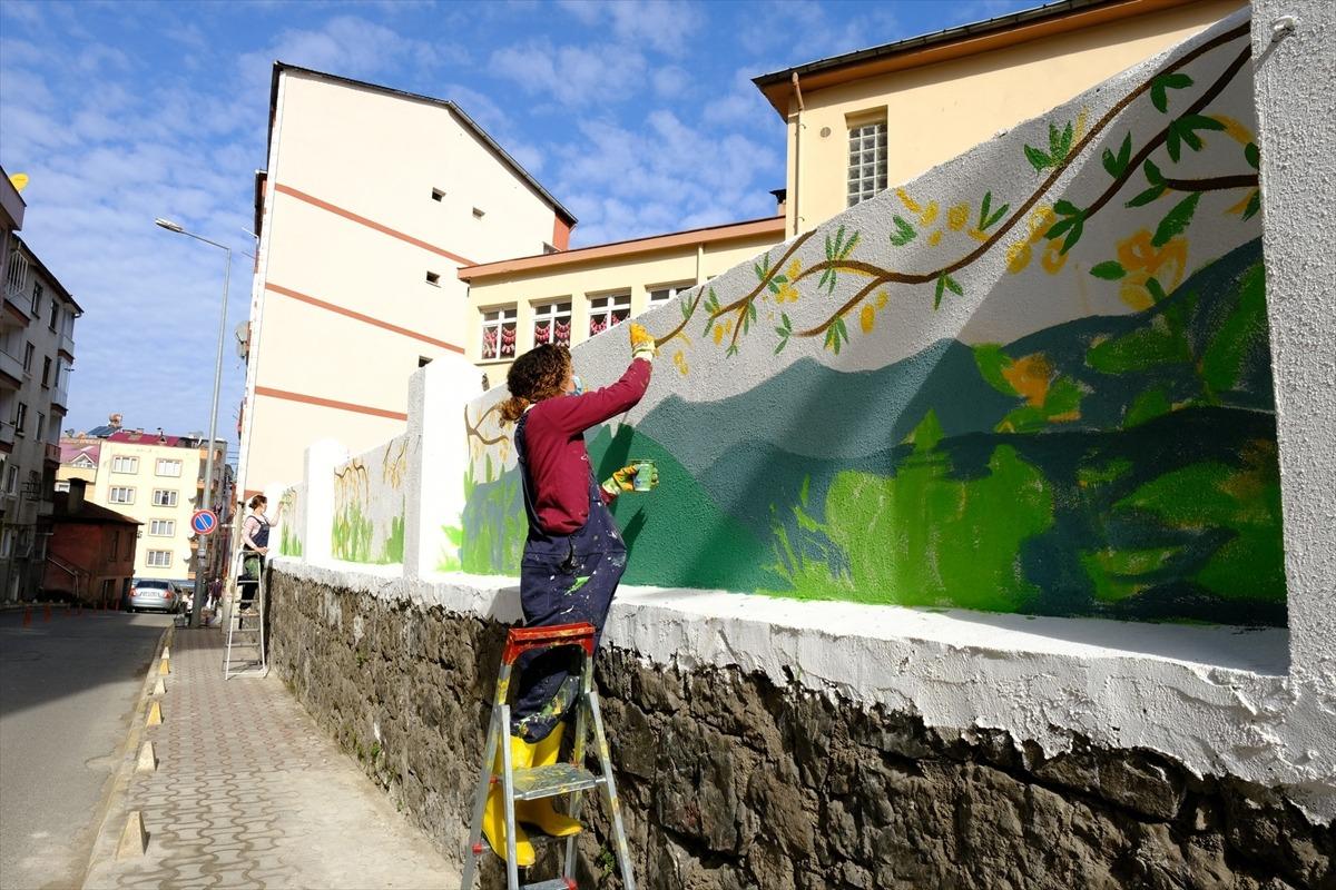 Yabancı &ouml;ğrenciler Giresun'da duvarları renklendirdi