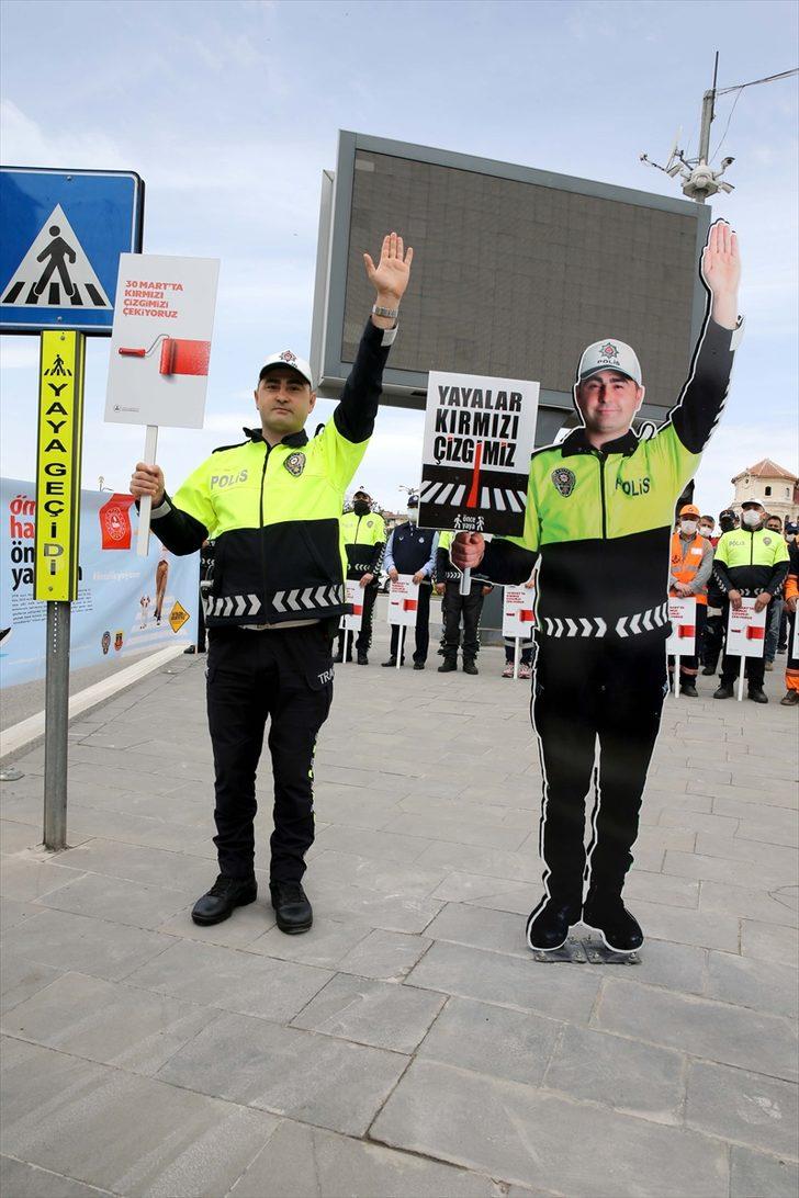 Sivas'ta kentin işlek caddelerindeki yaya geçitlerine trafik polisi maketleri yerleştirildi G1