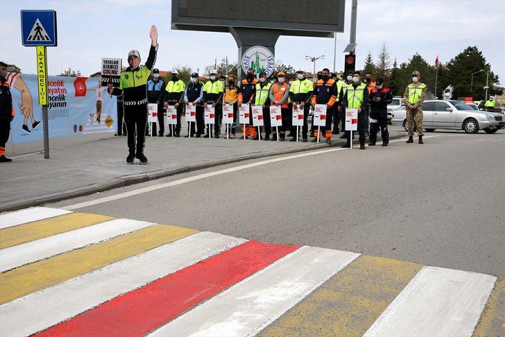 Sivas'ta kentin işlek caddelerindeki yaya geçitlerine trafik polisi maketleri yerleştirildi G2