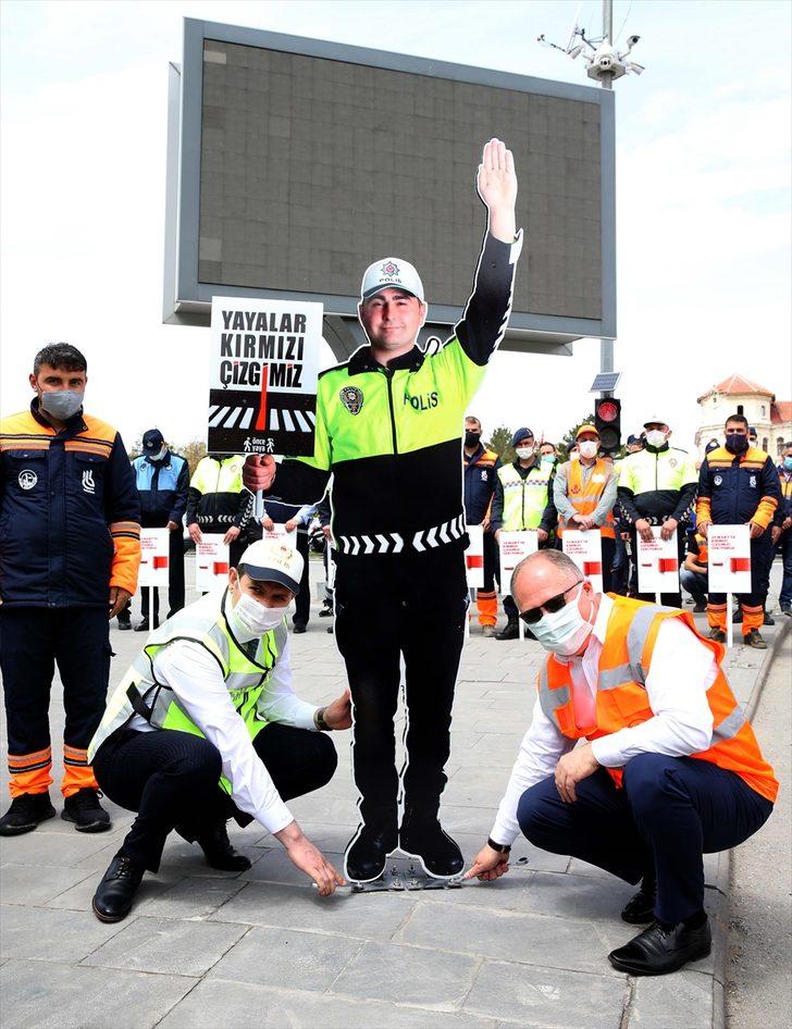 Sivas'ta kentin işlek caddelerindeki yaya geçitlerine trafik polisi maketleri yerleştirildi G3
