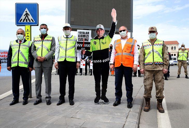 Sivas'ta kentin işlek caddelerindeki yaya geçitlerine trafik polisi maketleri yerleştirildi G4
