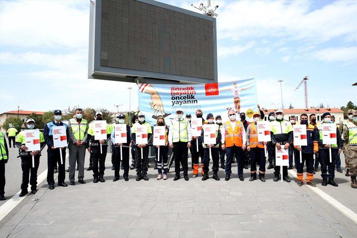 Sivas'ta kentin işlek caddelerindeki yaya geçitlerine trafik polisi maketleri yerleştirildi G5