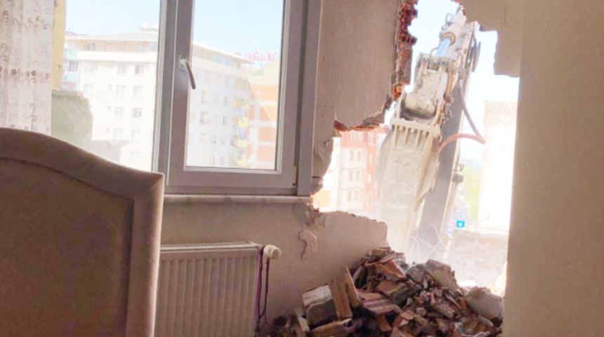 Rize'de korku dolu anlar! Yıkım sırasında evin duvarı delindi, yatak odası molozla doldu