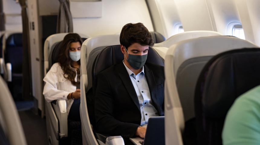 Maske takmayı reddeden uçak yolcuları gözaltına alındı