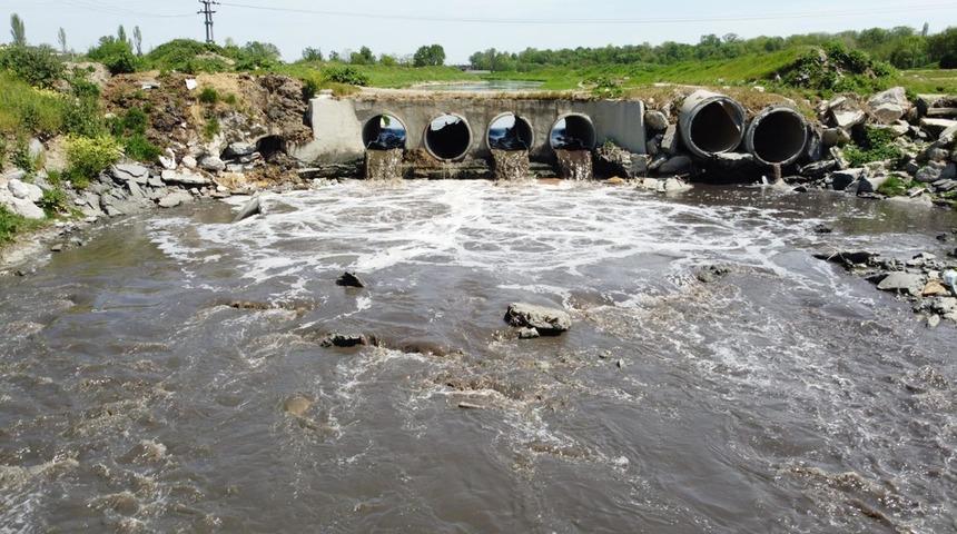 Çorlu Deresi simsiyah akıyor! Binlerce kişi kokudan rahatsız