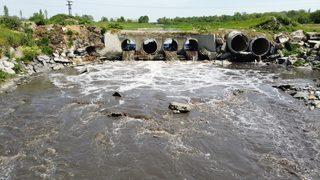 Çorlu Deresi simsiyah akıyor! Binlerce kişi kokudan rahatsız
