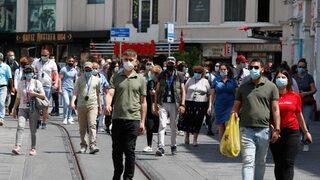 Taksim'de turist yoğunluğu! Sosyal mesafe hiçe sayıldı