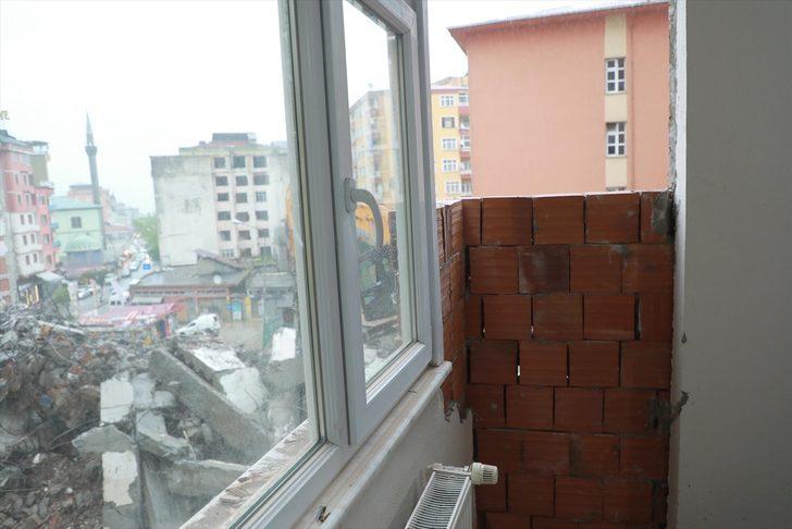 Rize'de, yol genişleme çalışması için bir binanın yıkım işlemleri sırasında yan apartmanın duvarı zarar gördü G1