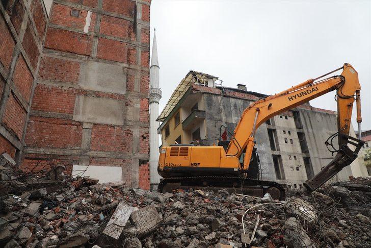 Rize'de, yol genişleme çalışması için bir binanın yıkım işlemleri sırasında yan apartmanın duvarı zarar gördü G5