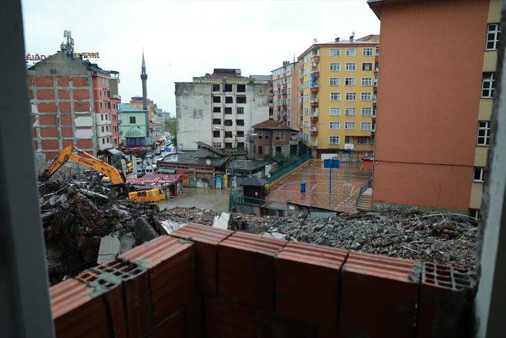 Rize'de, yol genişleme çalışması için bir binanın yıkım işlemleri sırasında yan apartmanın duvarı zarar gördü G4