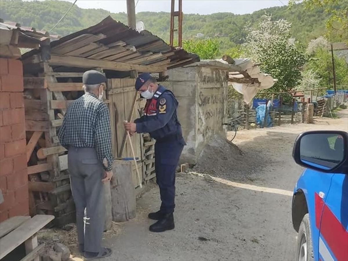 Karab&uuml;k'te jandarmanın "sıcak y&uuml;z&uuml;" y&uuml;rekleri ısıtıyor