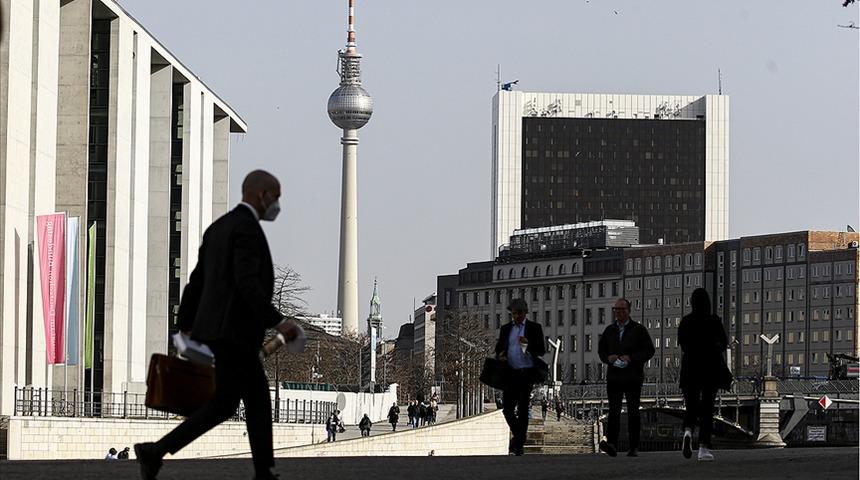 Almanya'da Bakanlar Kurulu aşılananlar için Kovid-19 tedbirlerini gevşetme kararı aldı