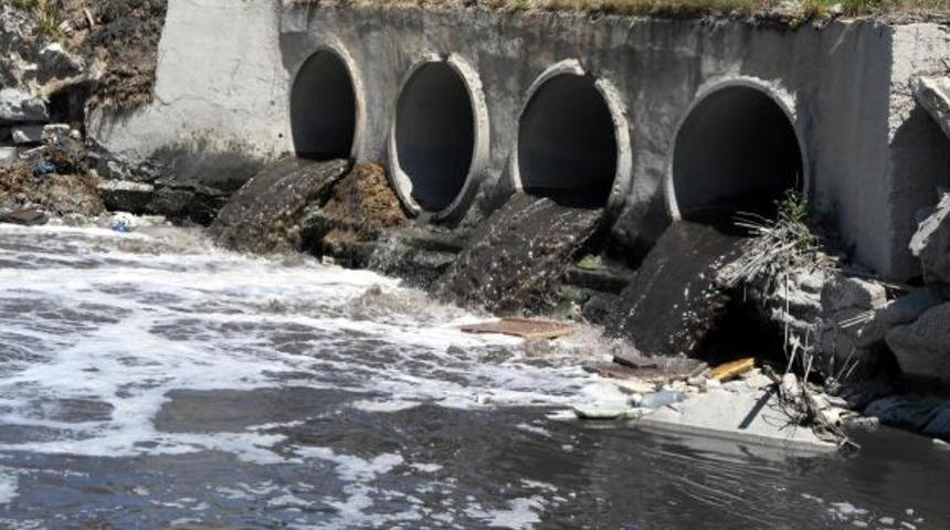 İsyan ettiren olay! Simsiyah akan Çorlu Deresi, ağır koku yayıyor