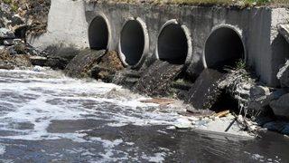 İsyan ettiren olay! Simsiyah akan Çorlu Deresi, ağır koku yayıyor