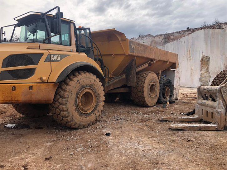 Karabük'te mermer ocağında kullanılan dev kamyonunun lastiği patladı: 2 yaralı G1
