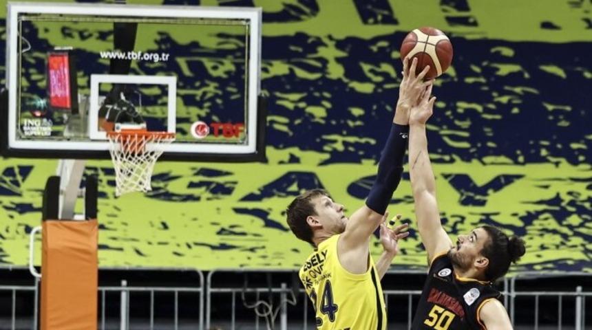 Derbide Fenerbahçe, Galatasaray'a fark attı