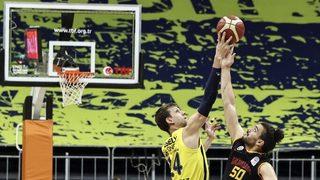 Derbide Fenerbahçe, Galatasaray'a fark attı