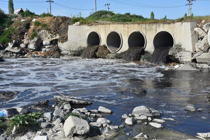 Siyah akan Çorlu Deresi, kötü koku yayıyor G1