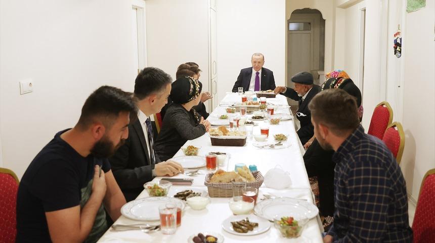Cumhurbaşkanı Erdoğan, Ankara'da bir ailenin evinde iftar yaptı