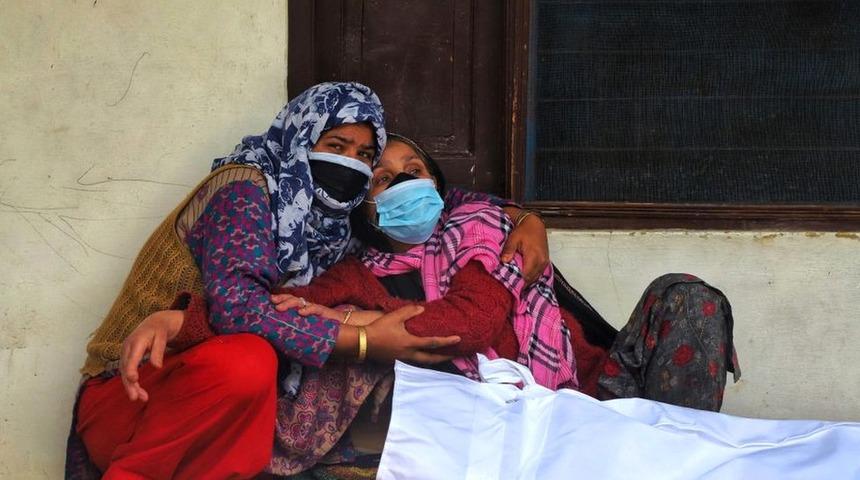 Hindistan&rsquo;da muhalefet, sağlık&ccedil;ılar ve iş &ccedil;evrelerinden tam kapanma &ccedil;ağrısı