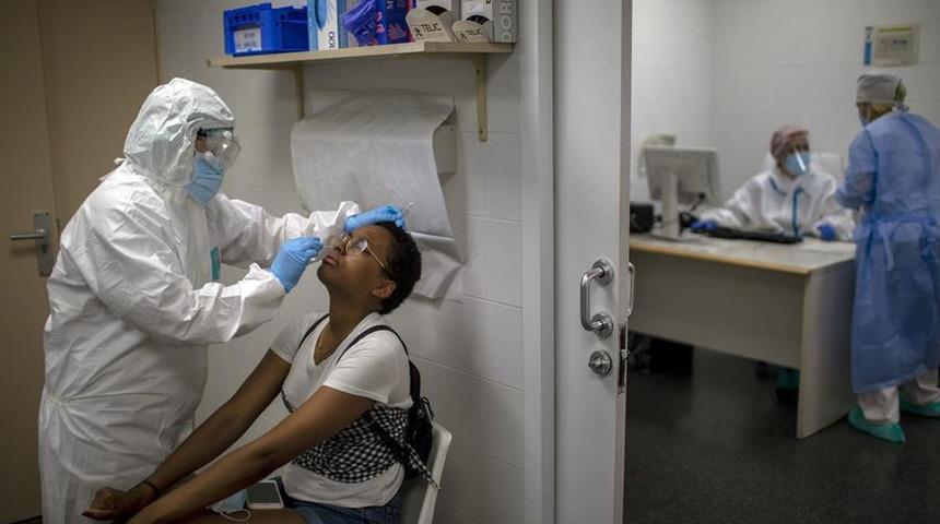 Endonezya'da skandal! Kovid-19 test &ccedil;ubuklarını yıkayıp tekrar kullanmışlar