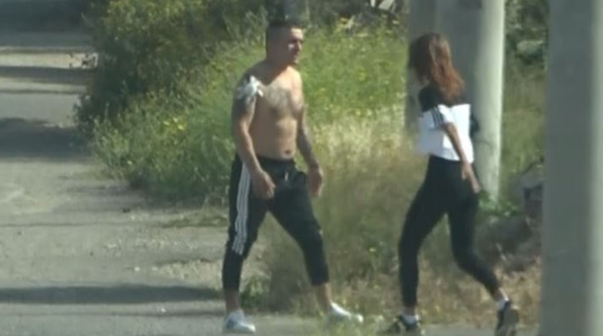 Yarı çıplak arabadan indi, sokaktaki kadının üzerine yürüdü