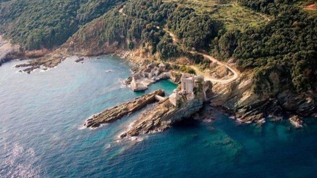 Kadınların girmesinin yasak olduğu ender bölgelerden biri: Athos Dağı