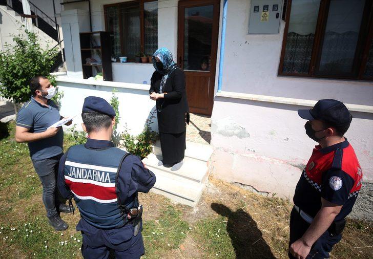Düzce'de jandarma ekipleri nakdi yardımları ihtiyaç sahiplerine ulaştırıyor G1