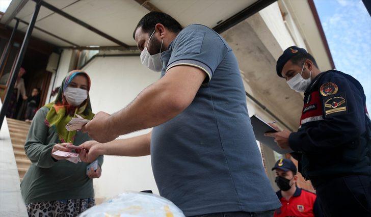 Düzce'de jandarma ekipleri nakdi yardımları ihtiyaç sahiplerine ulaştırıyor G2