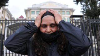 Kızını gömenlere tahliye istenince mahkeme heyetinin önünde diz çöktü