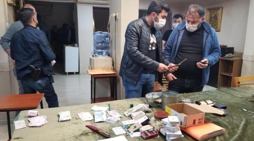 'Paralı oyun oynamak yasaktır' yazılı dairede kumar oynarken yakalandılar