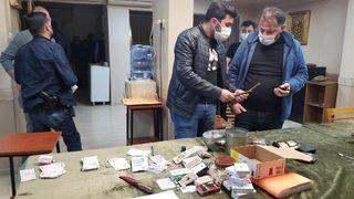 'Paralı oyun oynamak yasaktır' yazılı dairede kumar oynarken yakalandılar