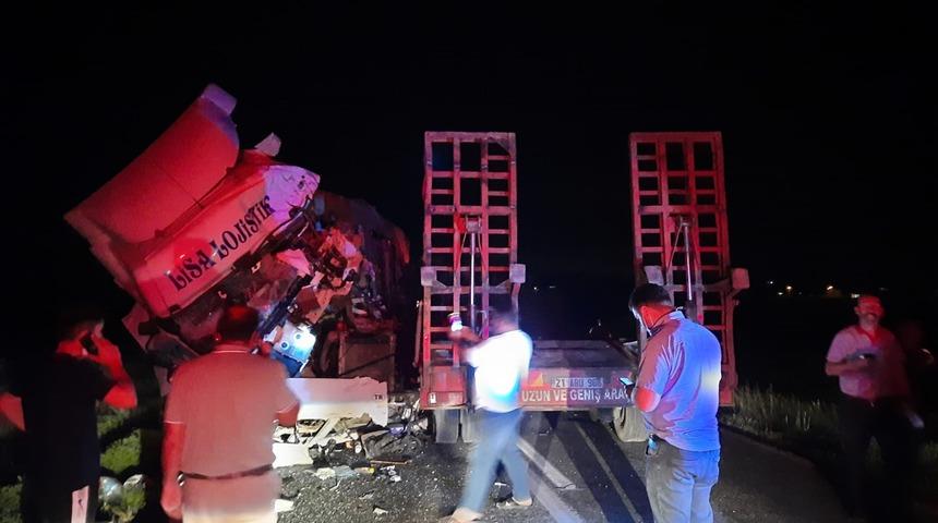 Diyarbakır'da iki tırın &ccedil;arpışması sonucu 1'i ağır 4 kişi yaralandı