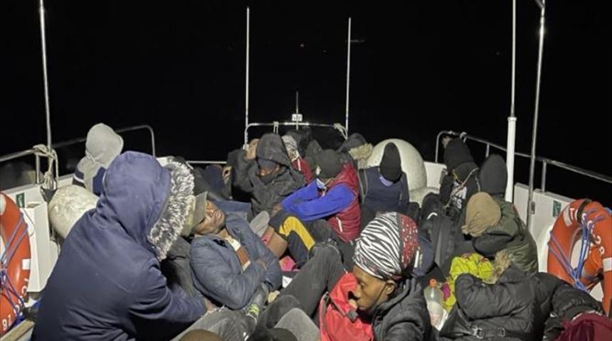 Balıkesir açıklarında Türk kara sularına itilen 30 düzensiz göçmen kurtarıldı