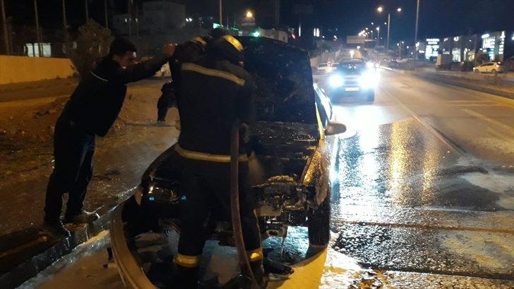 Bodrum'da seyir halindeyken alev alan otomobil kullanılamaz hale geldi G1