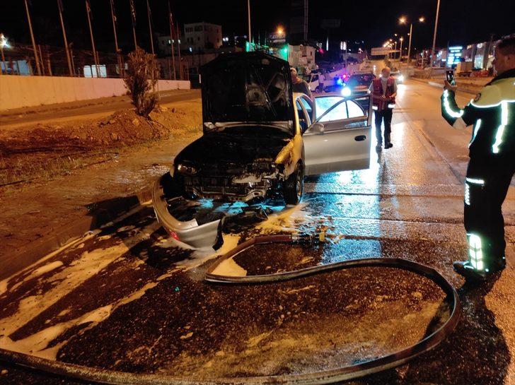 Bodrum'da seyir halindeyken alev alan otomobil kullanılamaz hale geldi G3