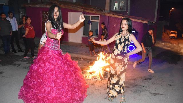 Edirne'de Kakava'yı evlerinin önünde ateş yakıp, göbek atarak kutladılar