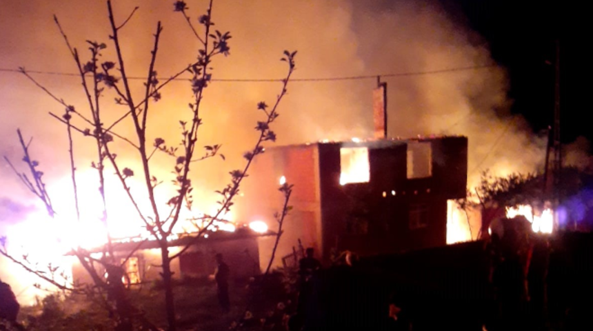 Kastamonu'da düşen yıldırım felakete neden oldu! 6 ev alev alev yandı