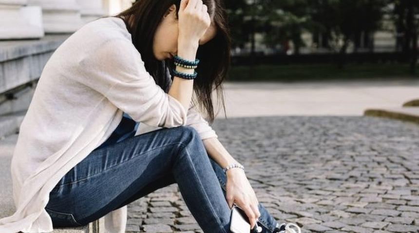 Covid: Gençler ve kadınlar İngiltere’de pandeminin son dalgasında ‘daha depresifti’